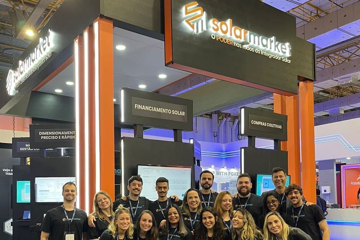 Equipe da SolarMarket no stand da Intersolar, a maior feira de energia solar da América Latina
